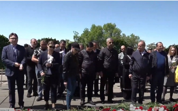 Оппозиционные депутаты возложили цветы к Вечному огню (видео)